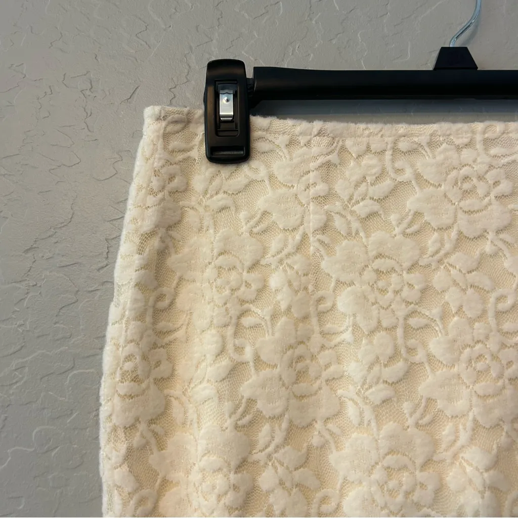 ⭐️Wendy Glez cream off white stretchy pencil skirt with lace overlay size medium - Image 3