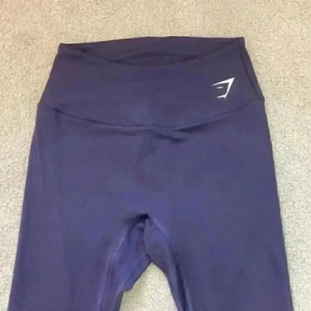 Gymshark dark purple leggings in size medium - Image 2