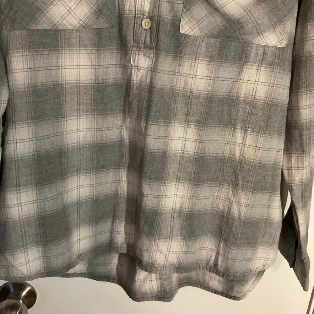 Old Navy Women's Gray & Ivory Flannel Button Down
Oversized Boyfriend Shirt S/P - Image 5