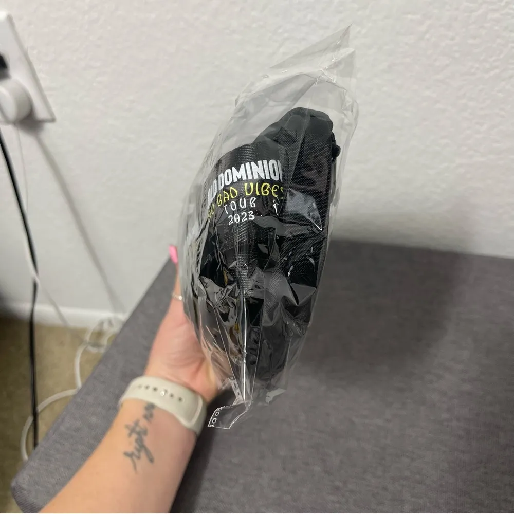 NWT Old Dominion No Bad Vibes Tour 2023 Fannypack - Image 2