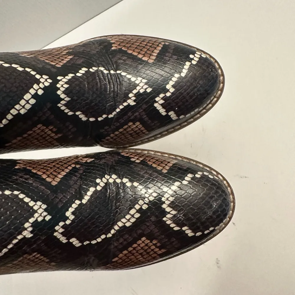 Madewell The Regan Boot in Snake Embossed Leather Ankle Boot  (AA184) Size 8.5 - Image 4