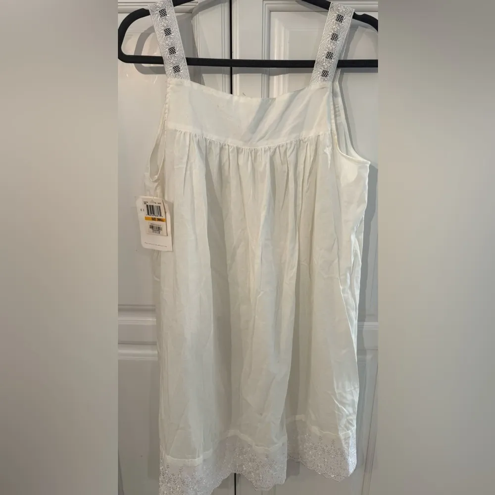 Ellen Tracy White Top with Lace and Button Accents - Image 2