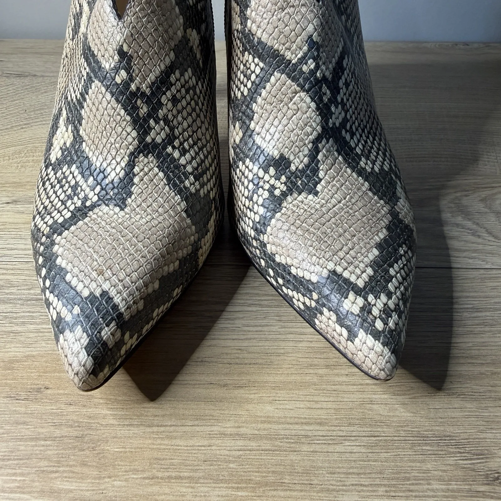 Vince Camuto Sestrind Snakeskin Ankle Boots Heeled Pointed Toe Booties Size 9 - Image 4