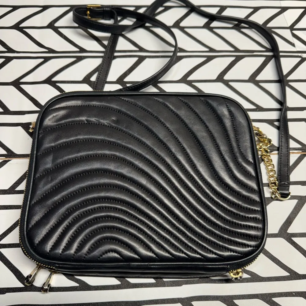 New Henri Bendel No 7 East West Black Quilted Leather Crossbody I-Pad Bag RARE - Image 2