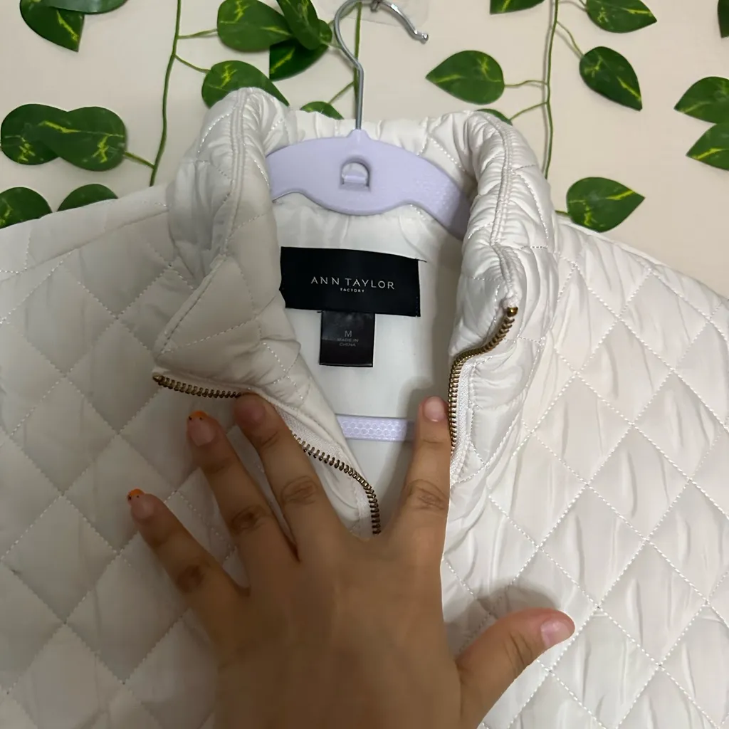 Ann Taylor Women’s  White Puffer Best Size Medium - Image 3