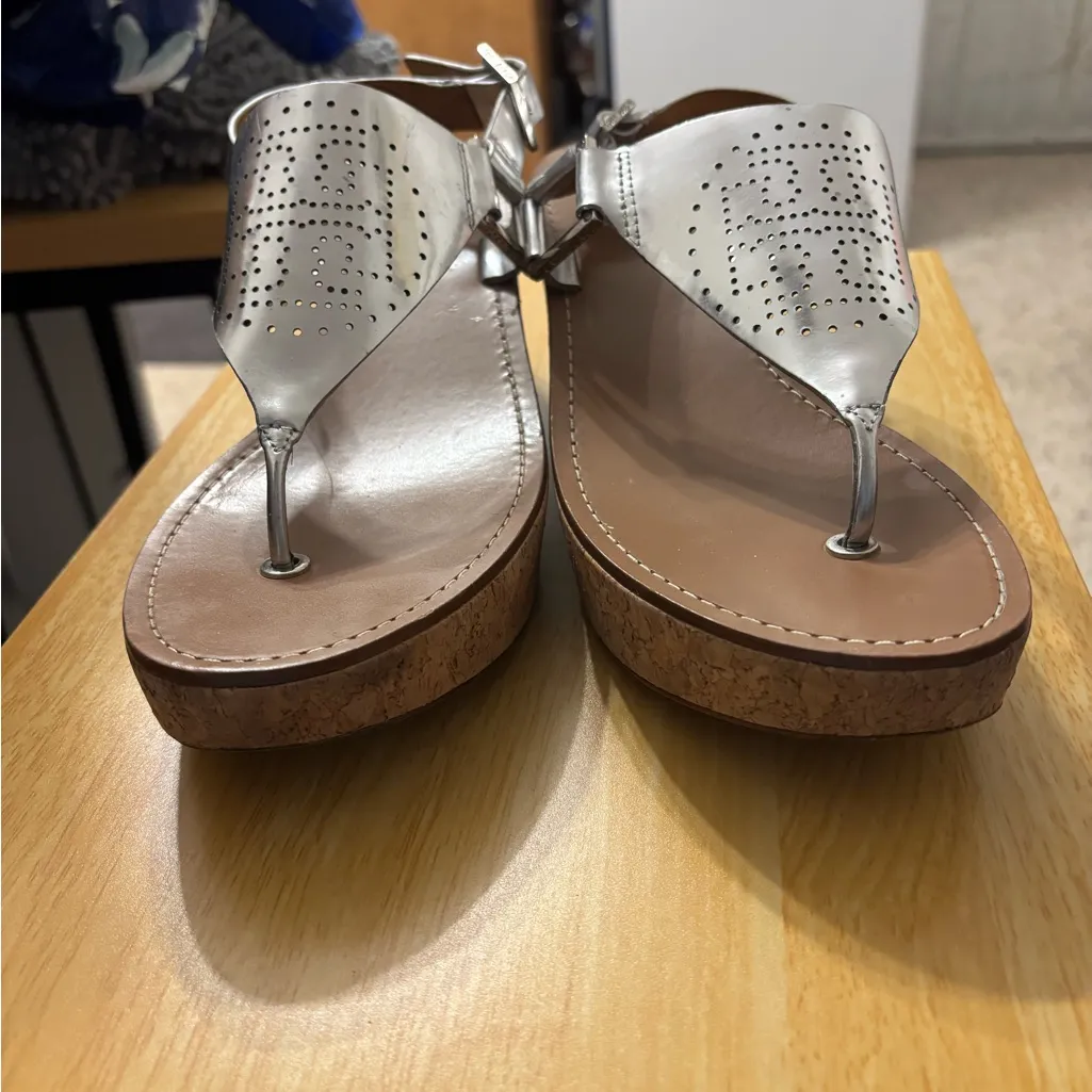 Tory Burch silver leather wedge sandals 7.5 - Image 6
