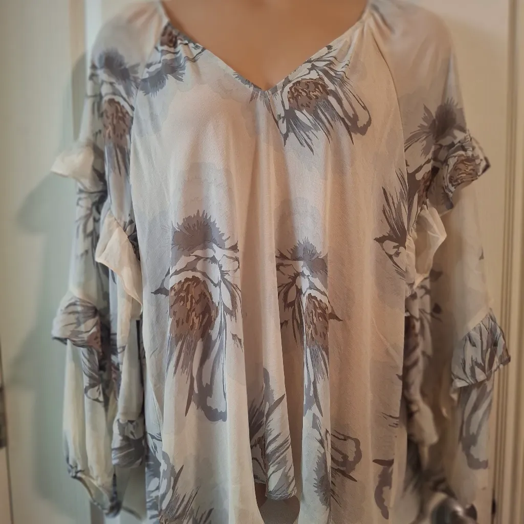 Torrid NWT Sz 2 Floral Ruffle Sleeve Women's Top - Cream and Gray - Image 6