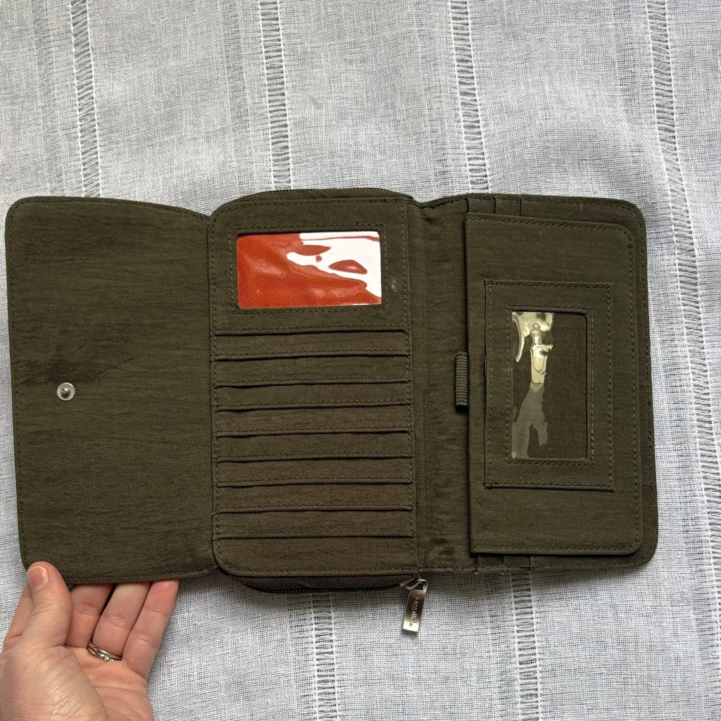 Baggallini phone wallet crossbody bag in olive green nylon and faux leather - Image 3