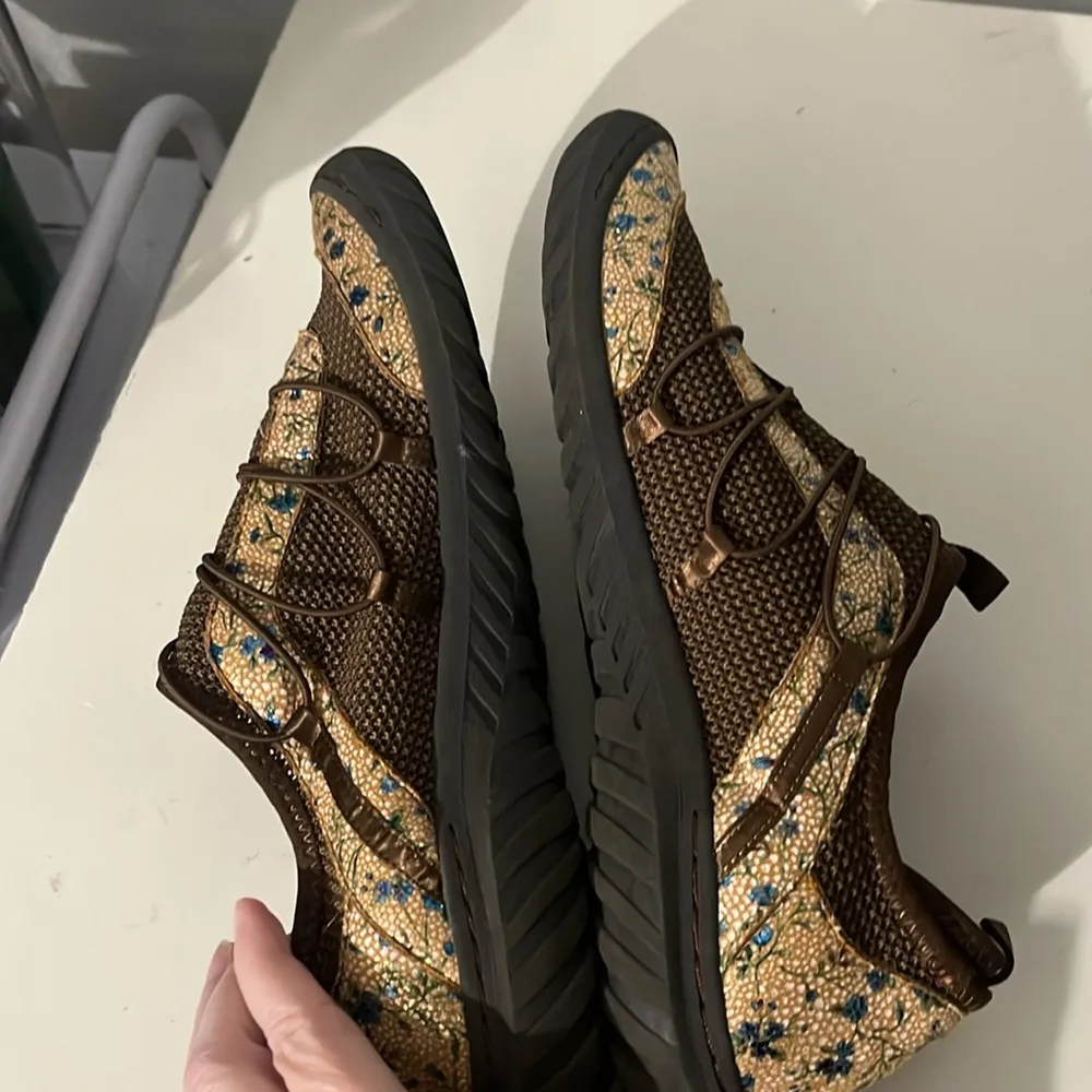 JBU by Jambu Women’s Brandi Casual Slip-On Shoe Brown Gold Floral 12W Wide - Image 6