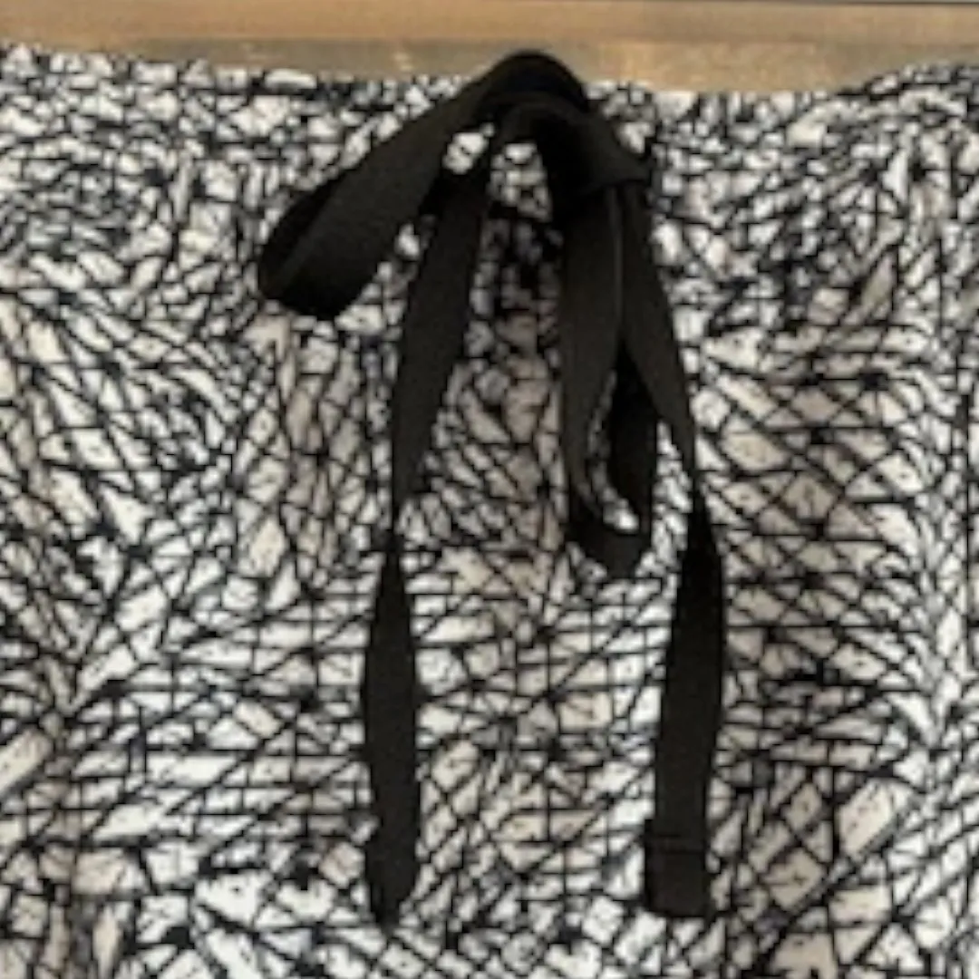 RIDERS Black & White Abstract Print Lined Athletic Skirt Size 10 - Image 3