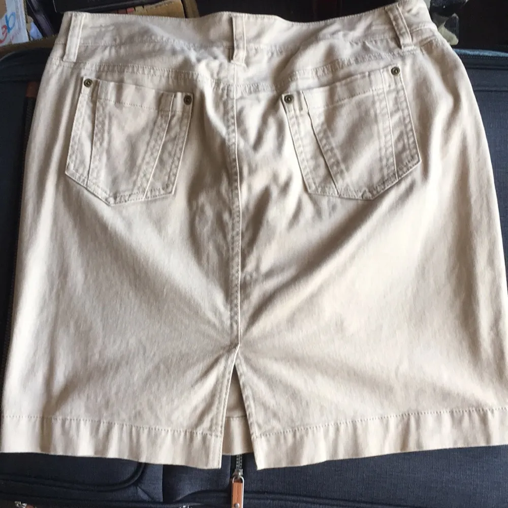 Jones New York khaki beige mini skirt size 10 pet - Image 2