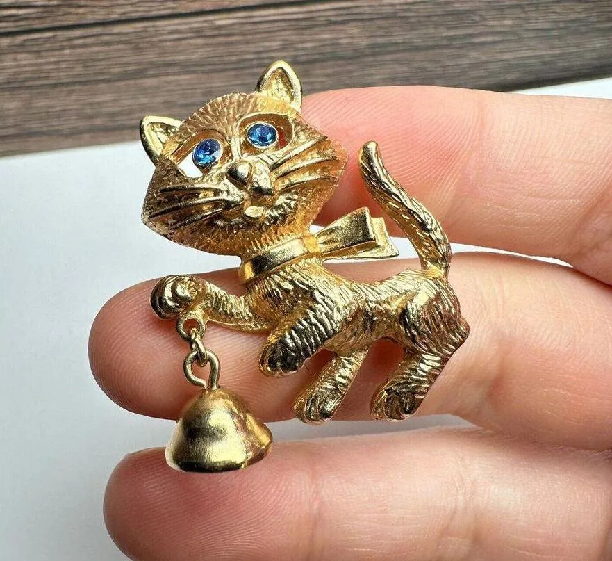 Avon Kitty Cat Holding Bell Blue Rhinestone Eyes Brooch Pin Gold Tone Signed - Image 4