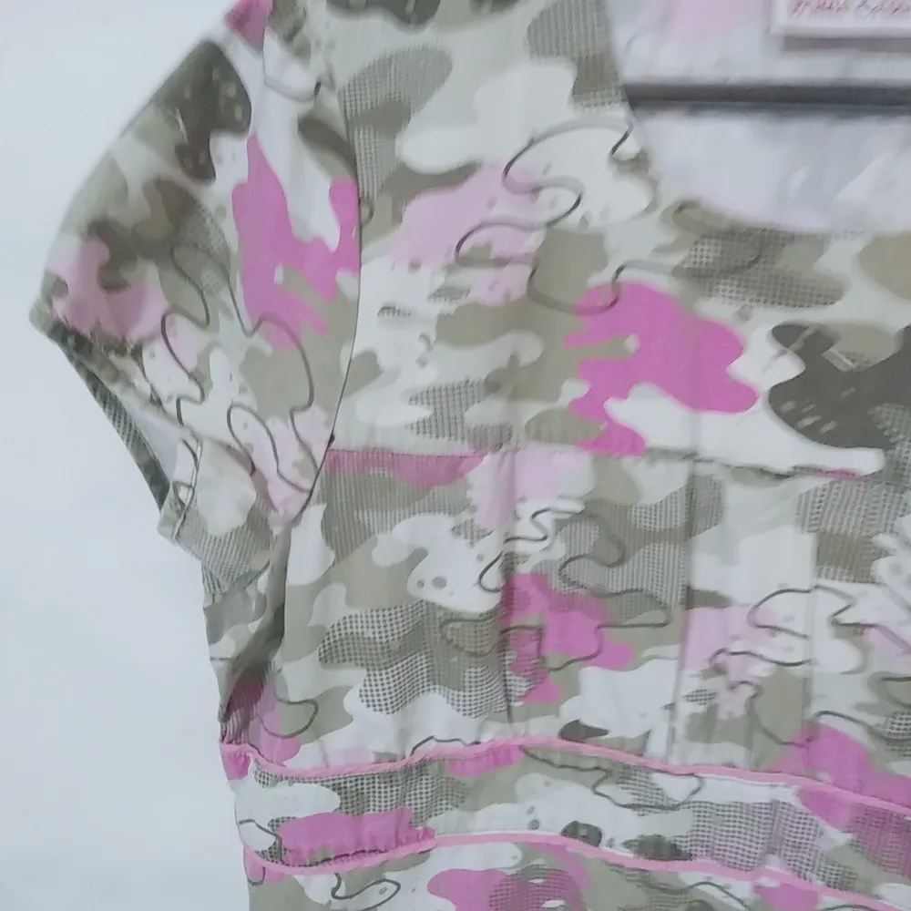 White Cross M Pink Green Cammo Scrub Top Size M - Image 4
