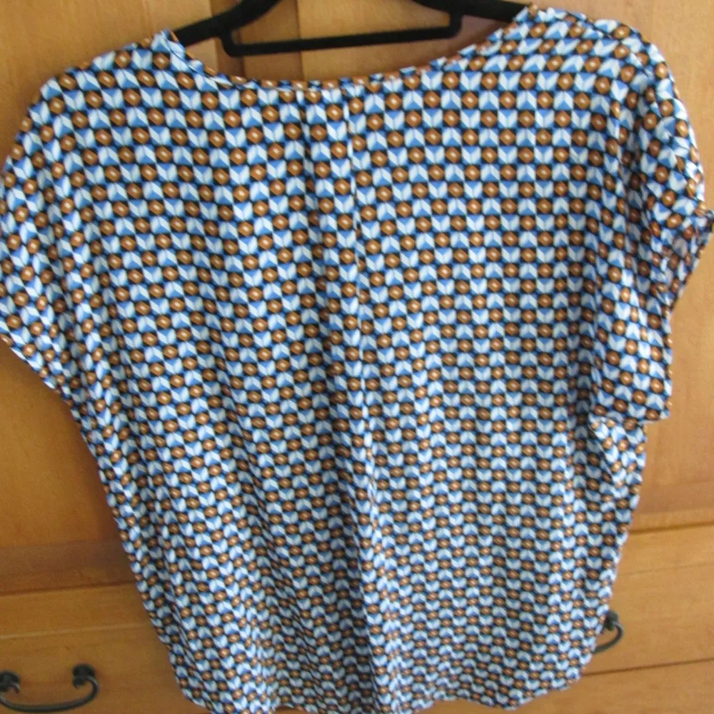 Jones New York Patterned Top - Size Medium - Image 4