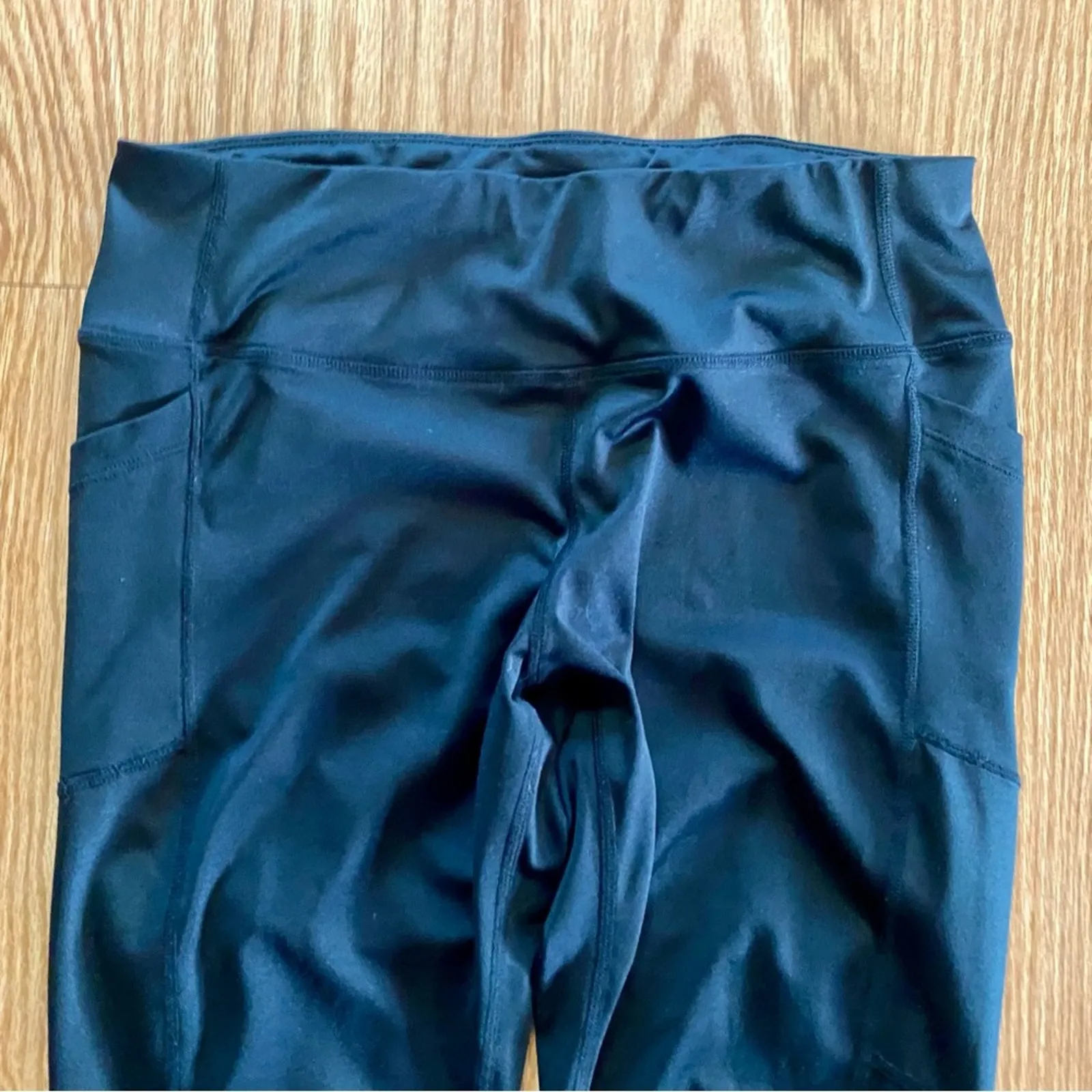 BCBGMaxAzria Black Capri Athletic Leggings Womens Large - Image 2