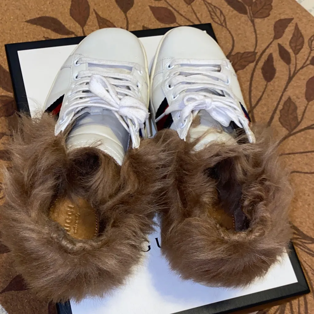 Gucci  White Sneakers with Brown Fur Trim - Image 7