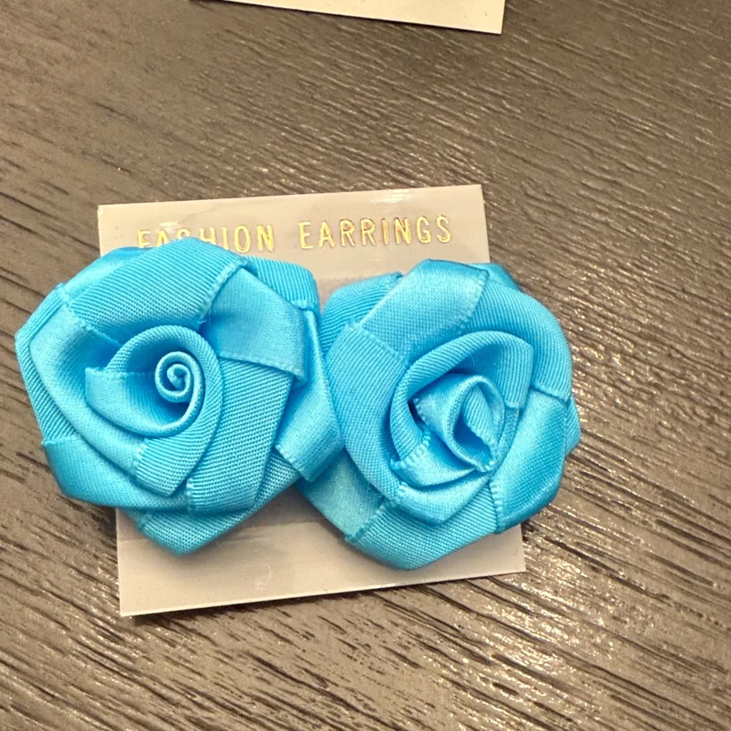 New Fashion Earrings Bundle Blue Rose Studs & Aqua Resin Stud Earrings 2 pc - Image 3