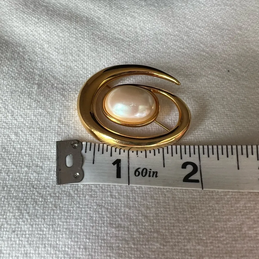 Vintage MONET Faux White Pearl Cabochon With Gold Tone Swirl Brooch - Image 6