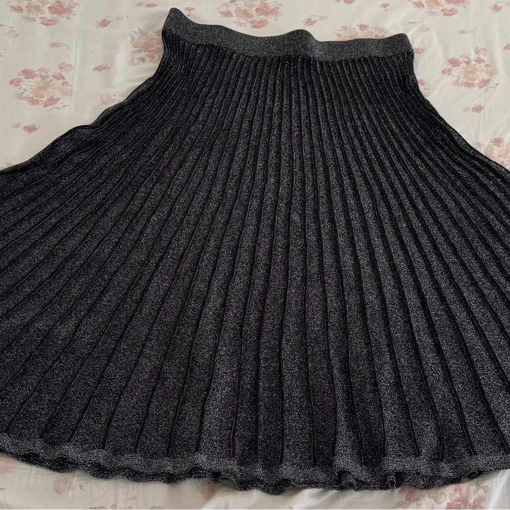 Elie Tahari Metallic Black pleated knit pull elastic waist on Midi Skirt, size L - Image 12