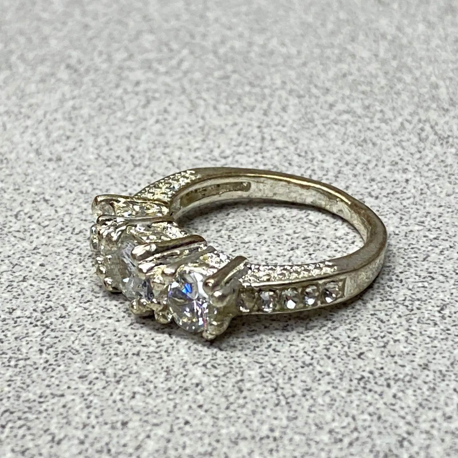 Brillant Three Stone Oval & Round Cut CZ Engagement Ring Silver Tone Band Sz 6.5 - Image 8