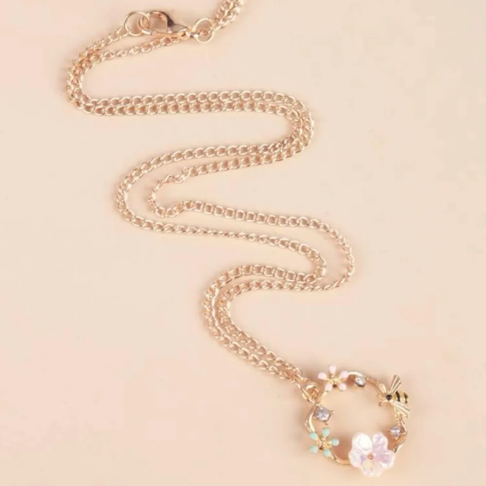 Flower Bumblebee Necklace Gold - Image 2