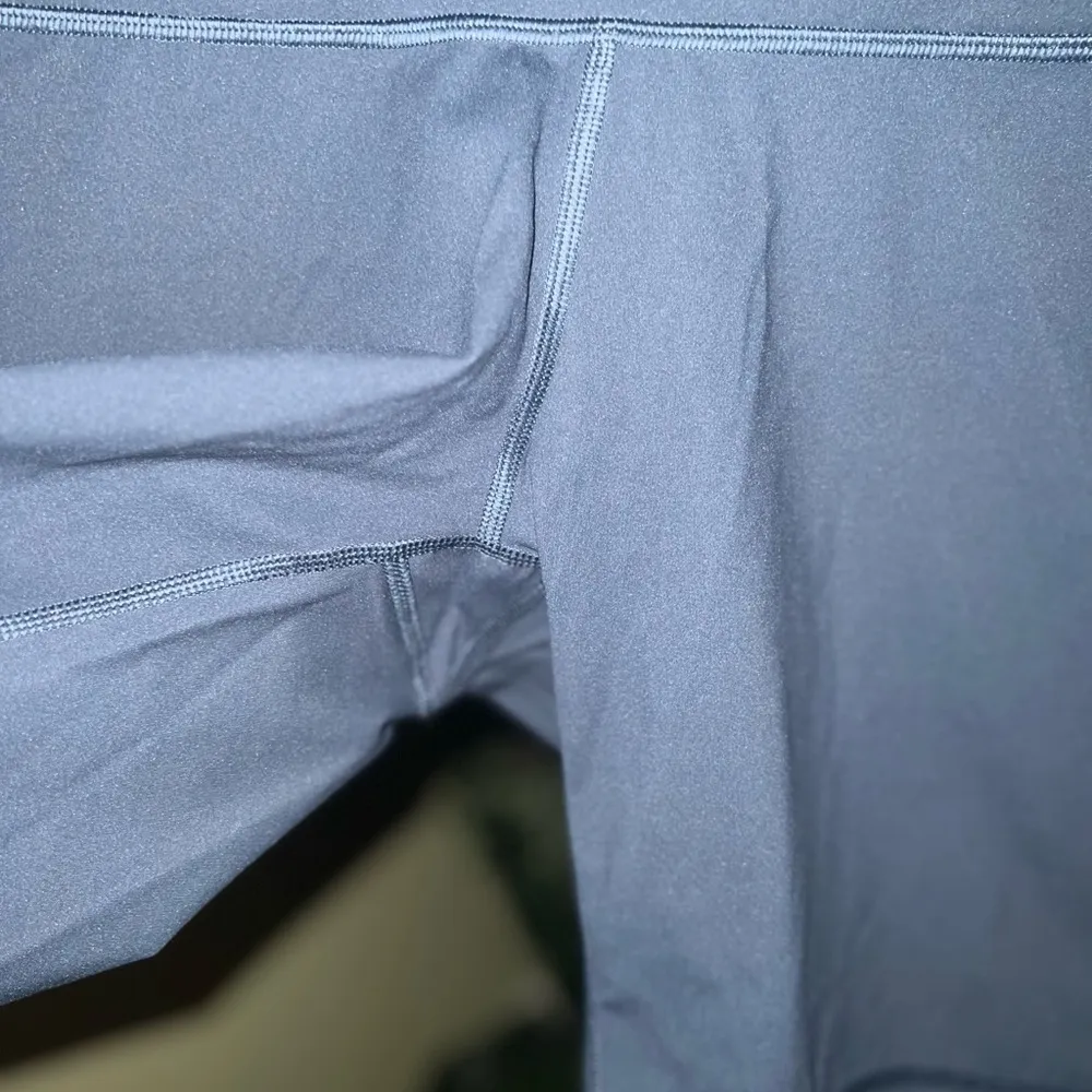 EVERLANE The Perform Bike Short Size Small - Image 4