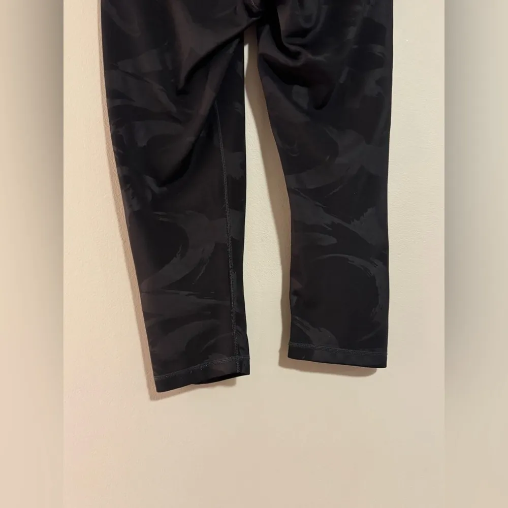 EUC Adidas Climalite Black and Grey Patterned Stretch Workout Capris size medium - Image 10