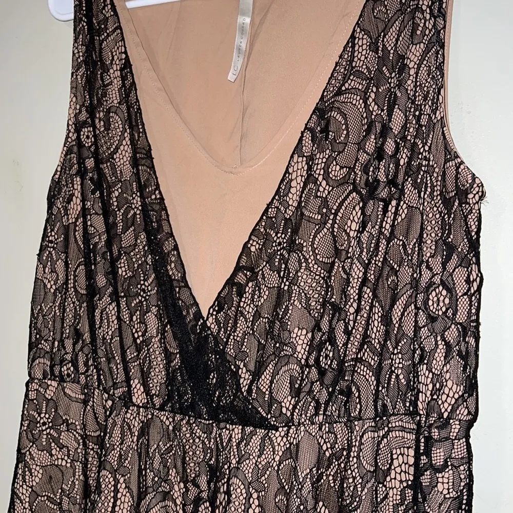 Lauren Conrad sz 12 v-neck midi dress tan black lace handkerchief hem night out - Image 2