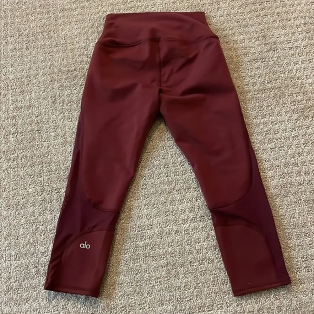 Alo Yoga Burgundy Mesh Leg Capri Pants - Image 4