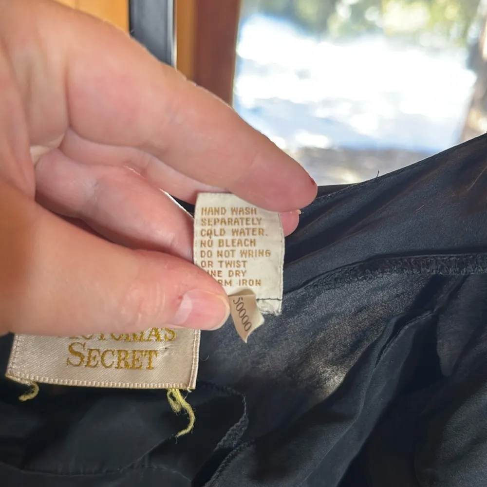 VINTAGE 90S VICTORIA'S SECRET GOLD LABEL 100% SILK BLACK CHEMISE SIZE MEDIUM - Image 7