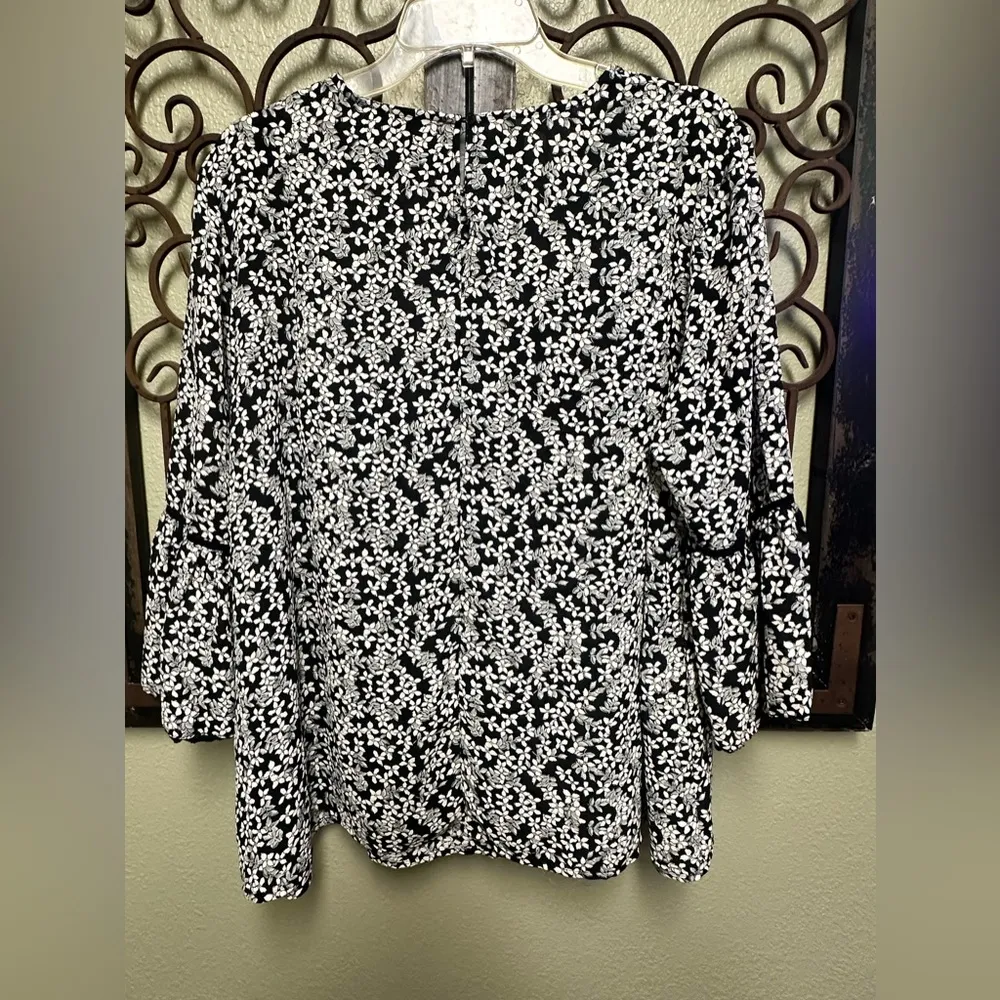 black/white floral 3/4 bell sleeves button neck top - Image 2