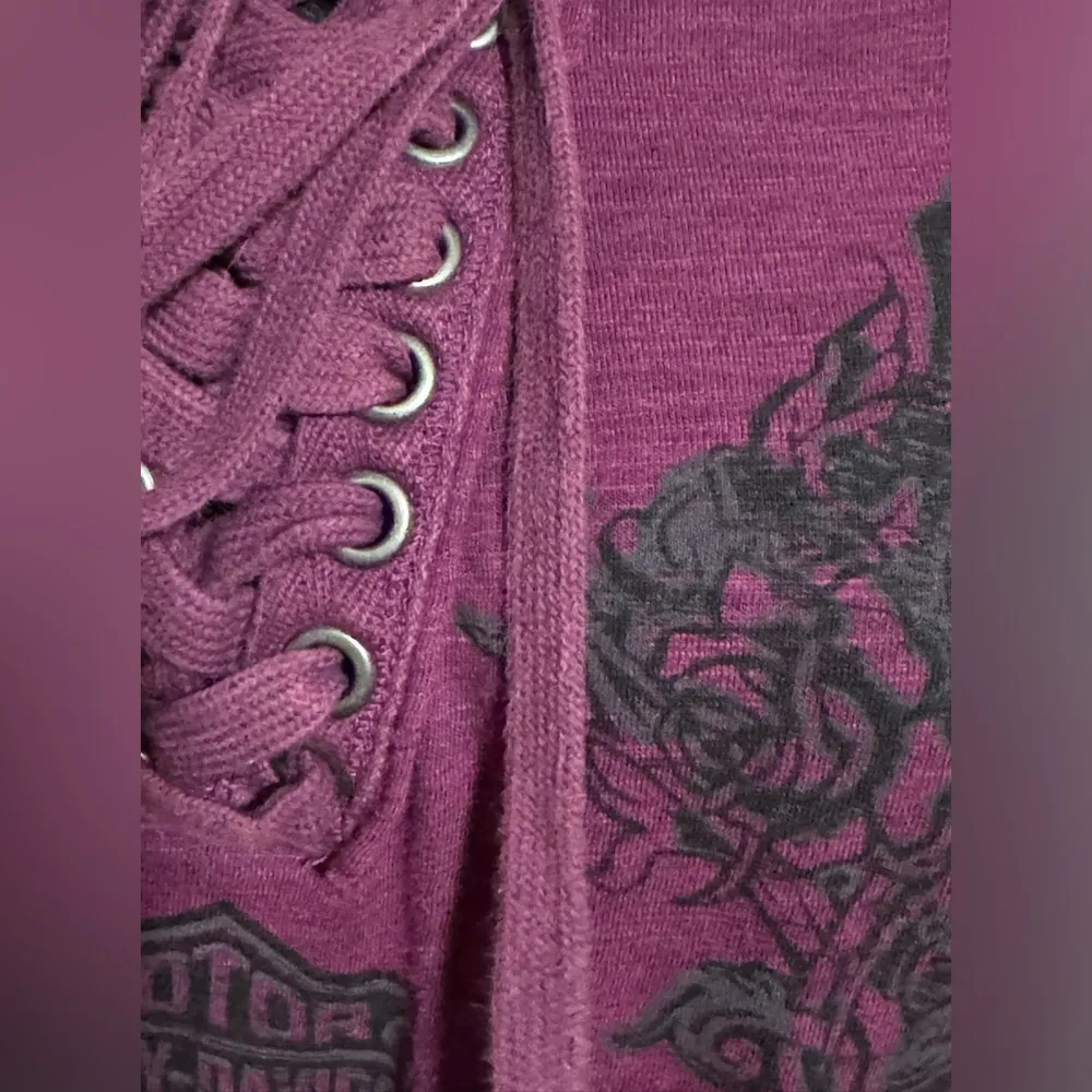 EUC Harley-Davidson Purple & Black Flowered Winged Skull  Henley Tee size small - Image 8