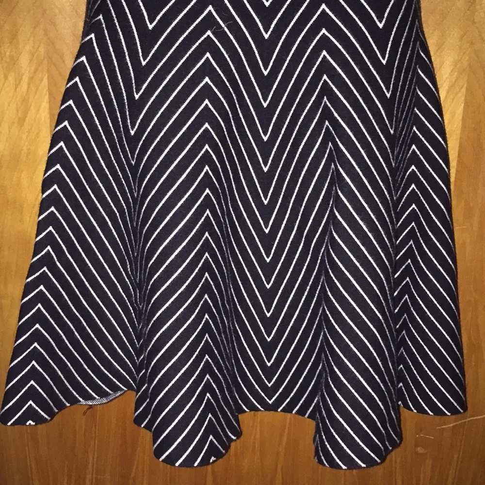 Black & White Zig Zag Carmen Marc Valvo Skirt Size XS - Image 3