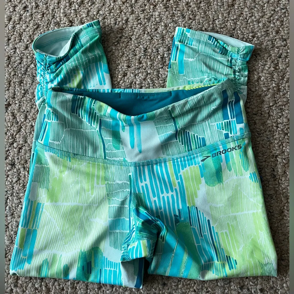 NWT BROOKS Women's Greenlight Capri Tights Size XS - Image 5