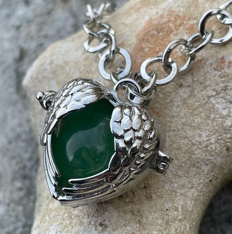 Green gemstone in a winged heart shaped necklace cage. 36”chain. Heart opens - Image 3