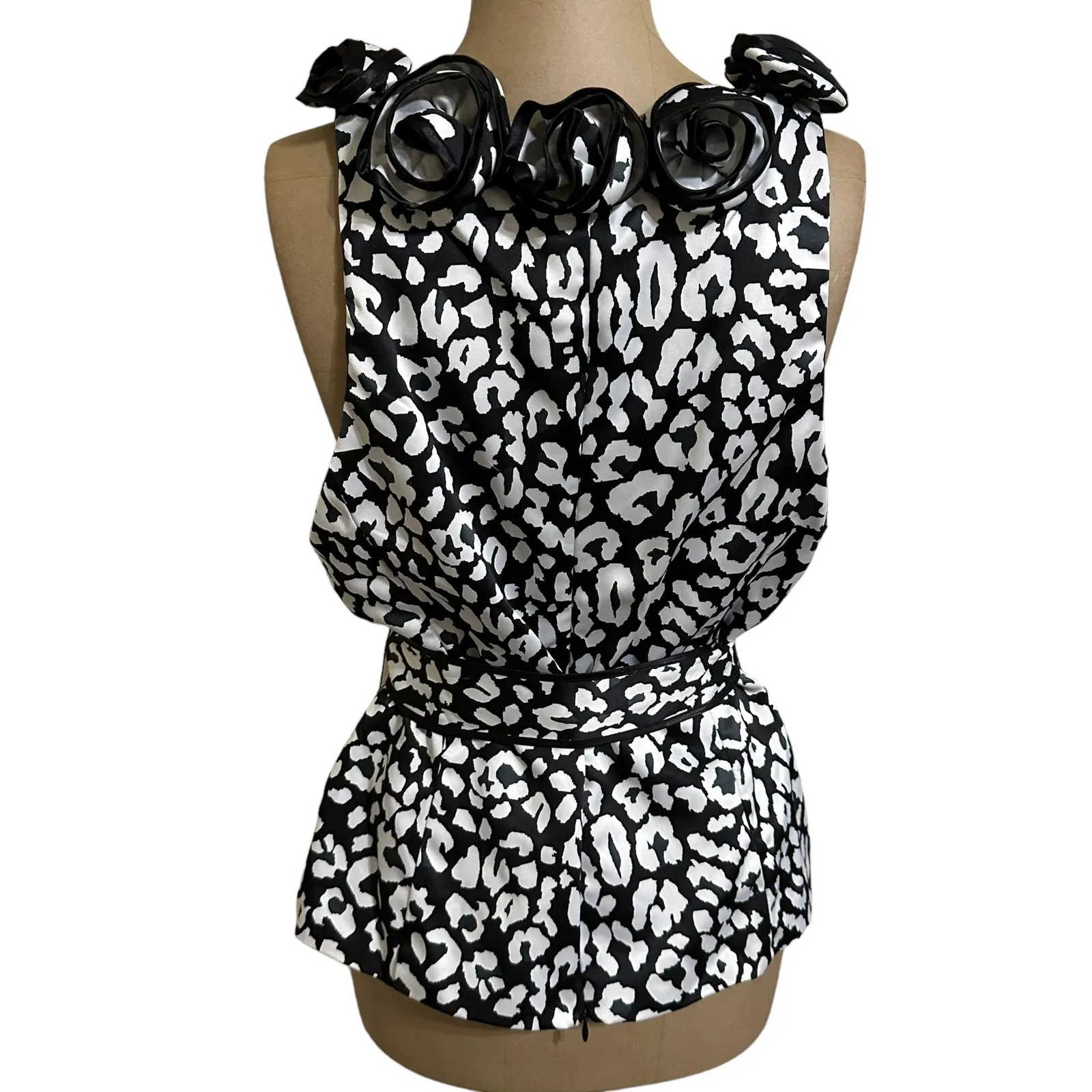 Jackie Jon size 10 Blouse Black & White Satin Rosette Neckline Sleeveless Belted - Image 6