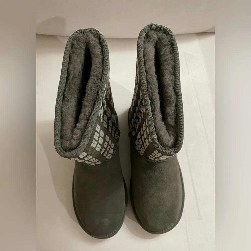 NEW in Box UGG Women Classic Short II Ugg Graphic SLA Gray & White Size 6 - Image 6