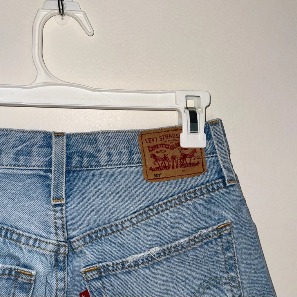 Levi’s 501 Mid Thigh Short Light Wash 25 - Image 7