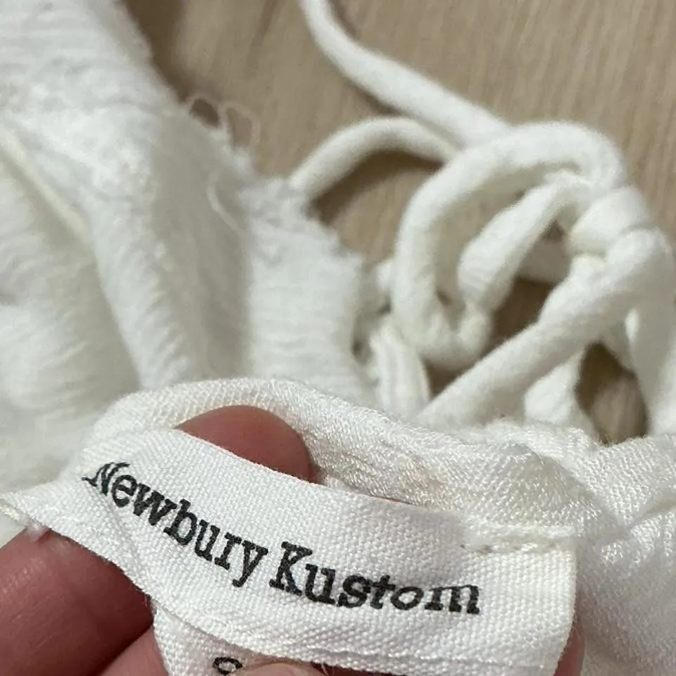 Newbury Kustom White Ruffle Crop Top V-Neck Button Front Flutter Sleeve Small - Image 5