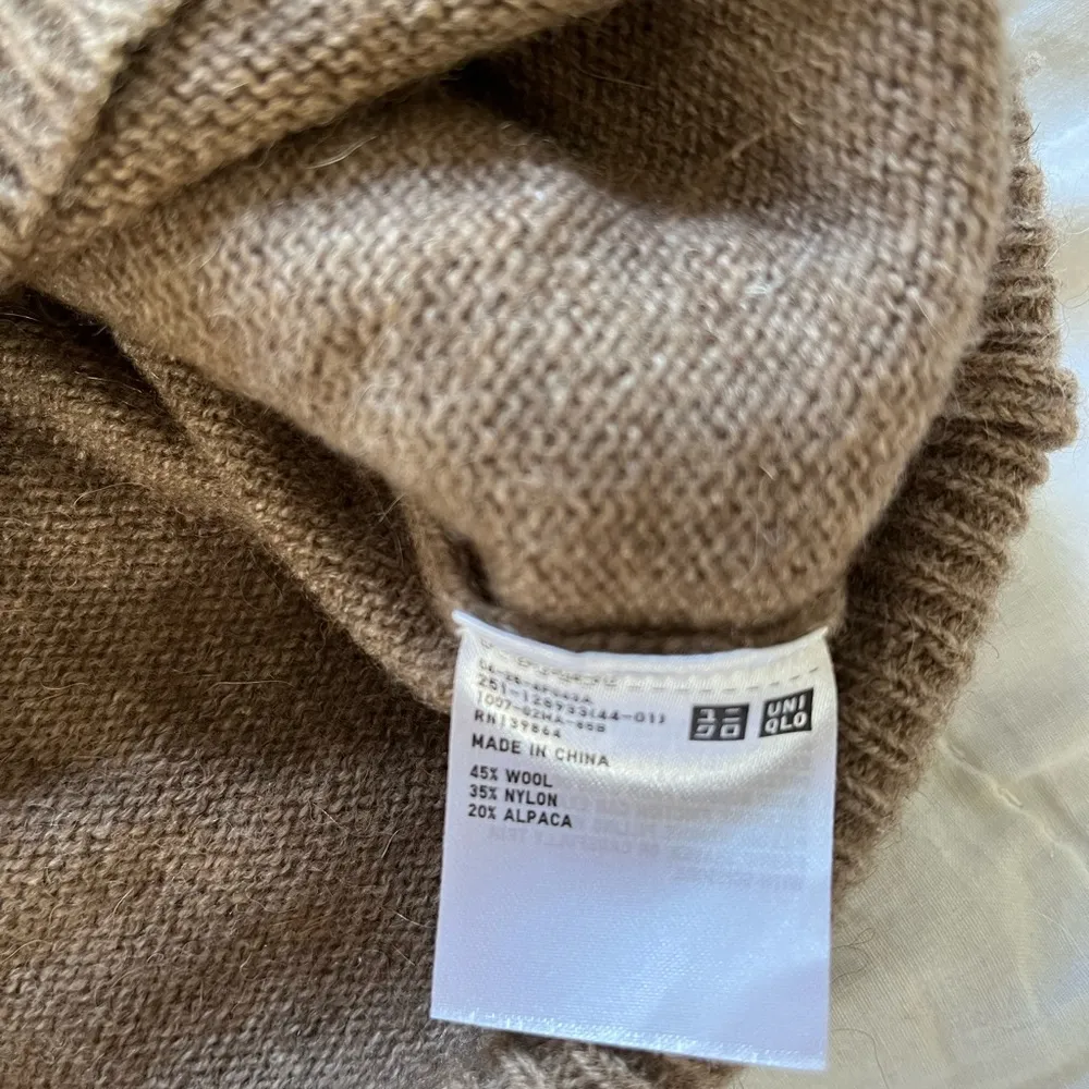 Uniqlo  brown v neck part wool sweater - Image 6