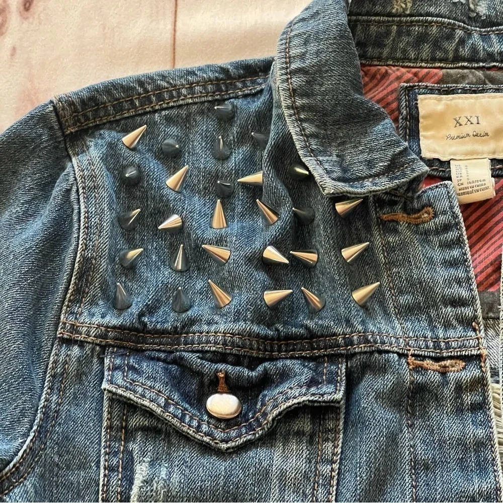 Forever 21 XXI Premium denim Gothic Distressed Studded Denim Jacket Sz S Skater - Image 4