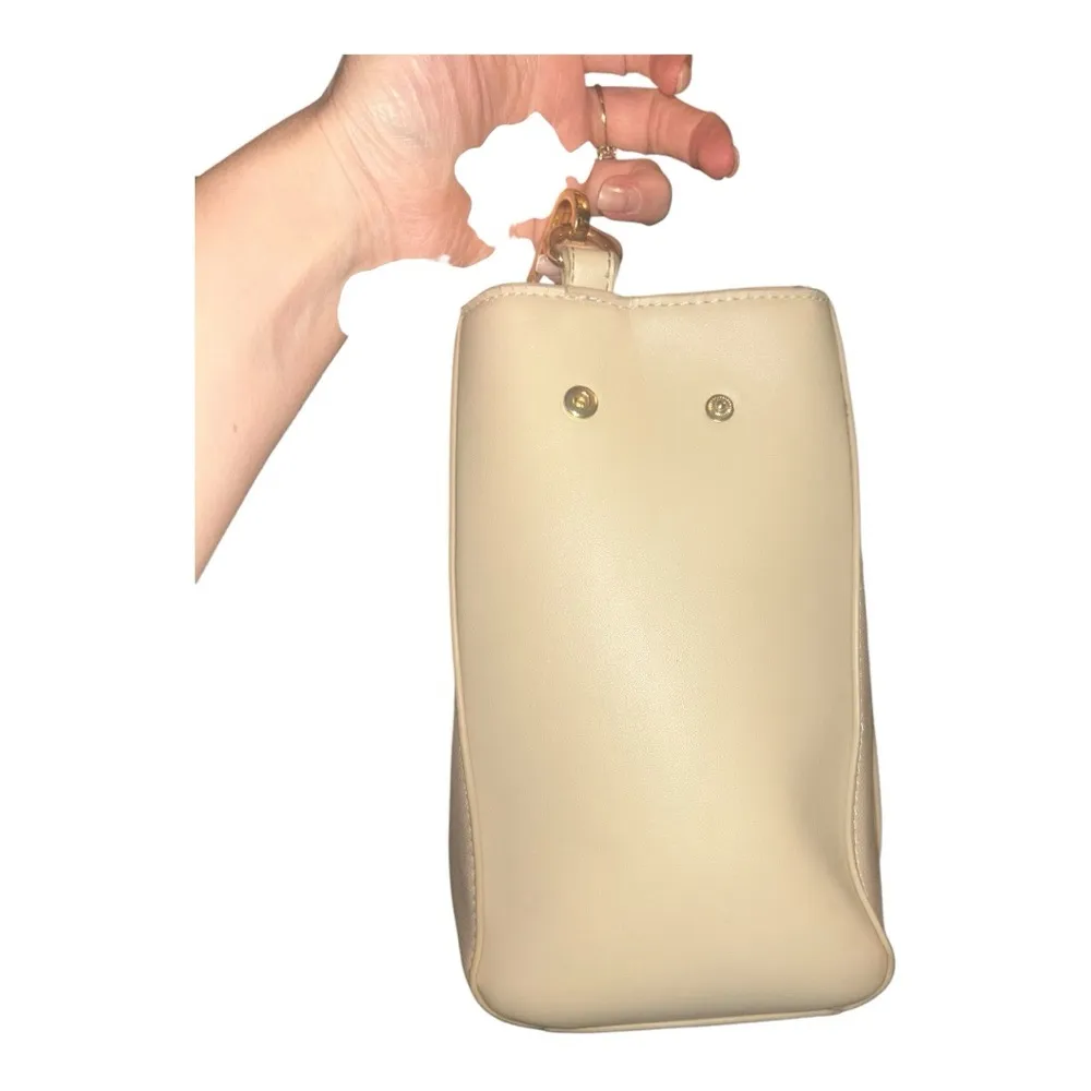 Steve Madden Elegant Gold and Cream Handbag - Image 5