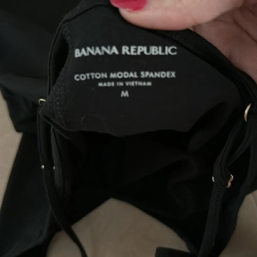 BNWOT Banana Republic black basic cami size M - Image 3