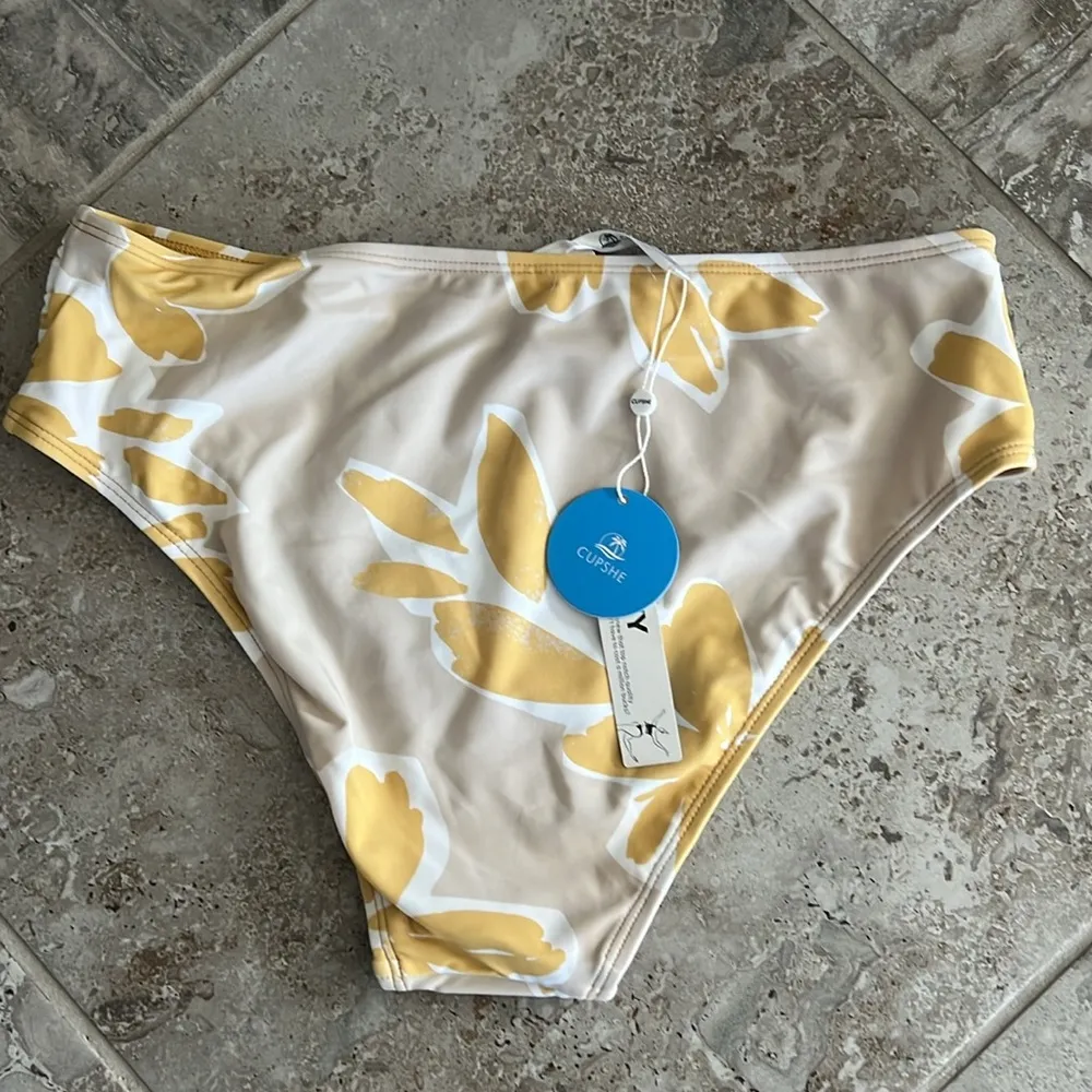 Cupshe Bikini Bottom , Size M New w/Tag - Image 2