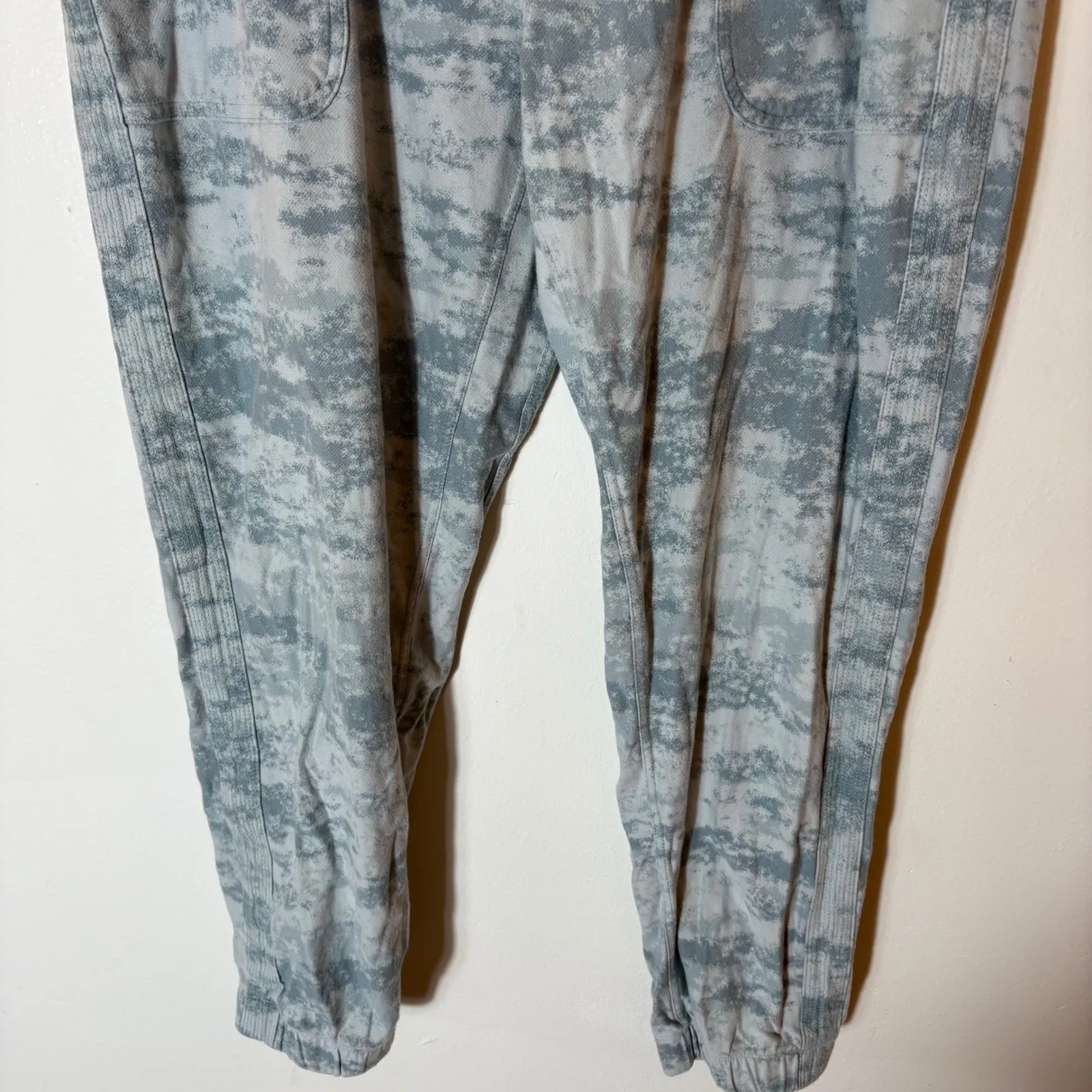 Athleta Farallon Camo Print Joggers Size Large - Image 3