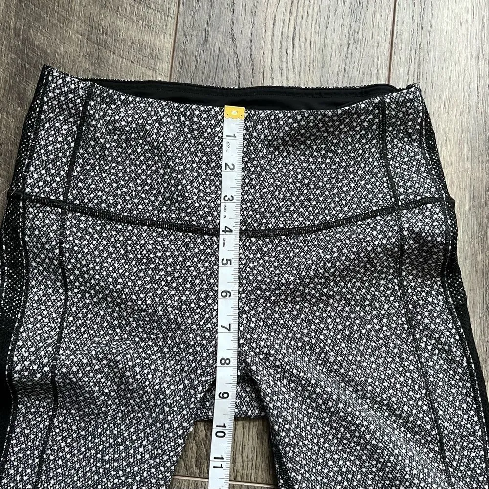 Lululemon Hit It 7/8 Tight 25" Frozen Fizz White Black / Black Size 4 - Image 8