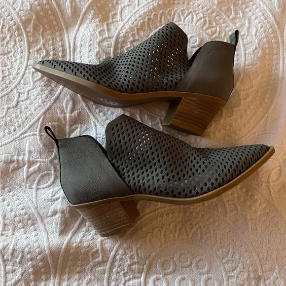 Dolce Vita Sher Perforated Bootie‎ in Grey Gray Size 9.5 - Image 3