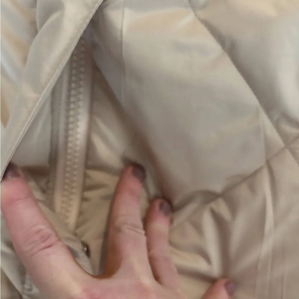 Women's Cream Quilted Puffer Vest NWT Size M - Image 6