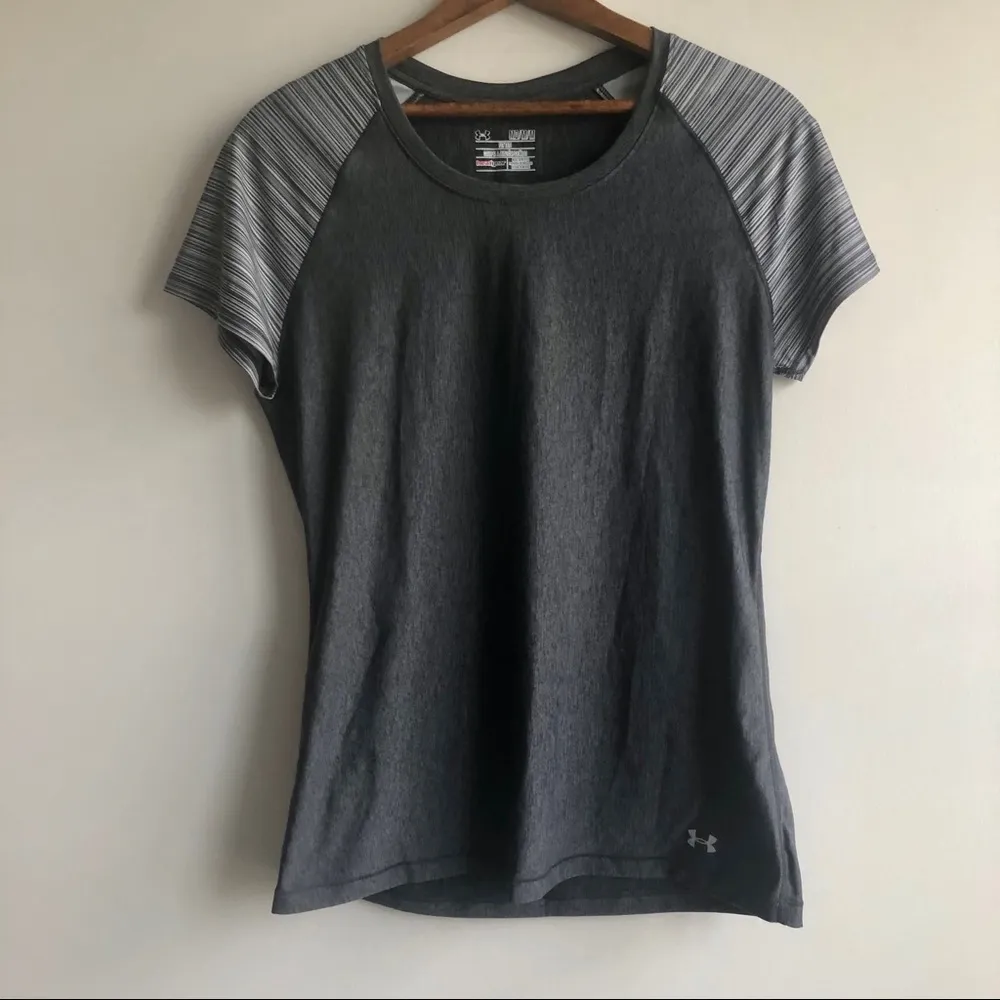 Under Armour Gray Fitted Shirt Size Medium - Image 2