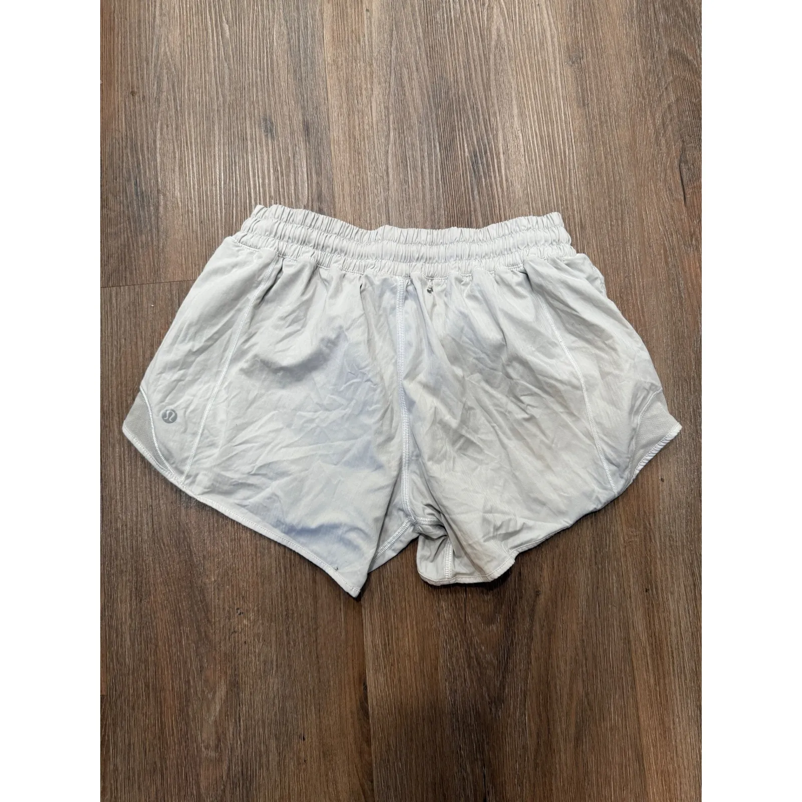Lululemon Hotty Hot Shorts size 4 flaw - Image 3
